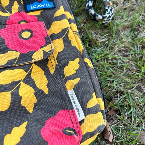 KAVU Limited Edition Floral Crossbody - Picture 3 of 7